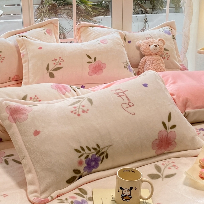 91家纺网 家纺一手货源 找家纺 喜梦缘 2025年新款大版小版卡通牛奶绒四件套 花儿朵朵