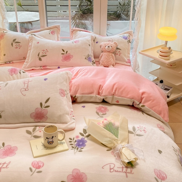 91家纺网 家纺一手货源 找家纺 喜梦缘 2025年新款大版小版卡通牛奶绒四件套 花儿朵朵