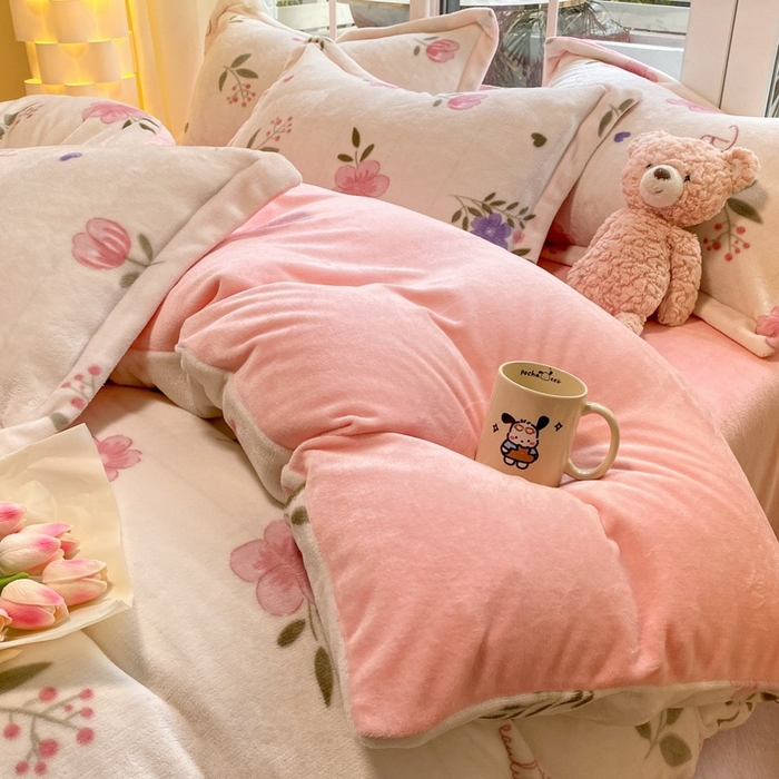 91家纺网 家纺一手货源 找家纺 喜梦缘 2025年新款大版小版卡通牛奶绒四件套 花儿朵朵