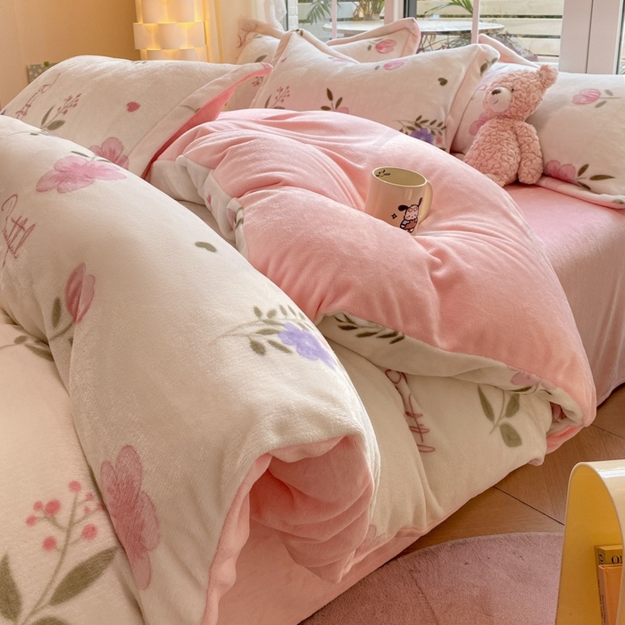 91家纺网 家纺一手货源 找家纺 喜梦缘 2025年新款大版小版卡通牛奶绒四件套 花儿朵朵