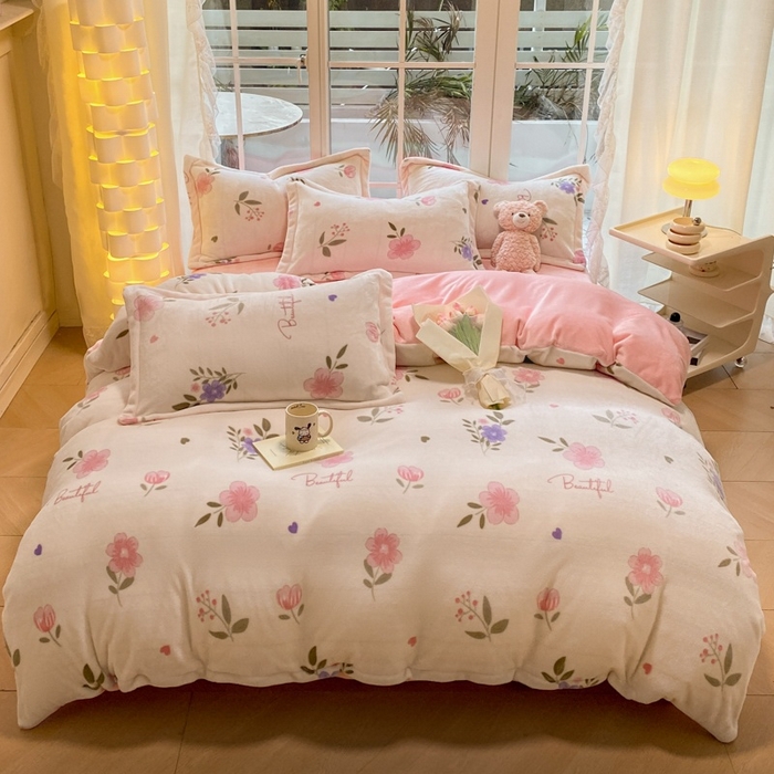 91家纺网 家纺一手货源 找家纺 喜梦缘 2025年新款大版小版卡通牛奶绒四件套 花儿朵朵