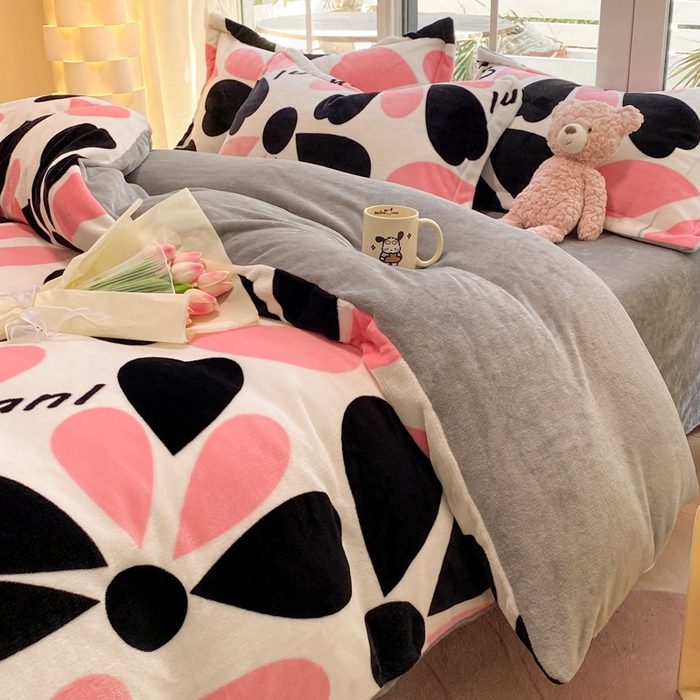 91家纺网 家纺一手货源 找家纺 喜梦缘 2025年新款大版小版卡通牛奶绒四件套 花意