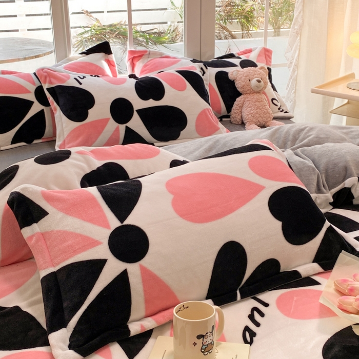 91家纺网 家纺一手货源 找家纺 喜梦缘 2025年新款大版小版卡通牛奶绒四件套 花意