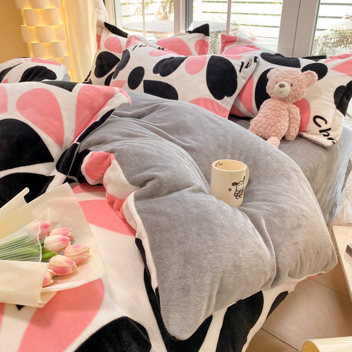 91家纺网 家纺一手货源 找家纺 喜梦缘 2025年新款大版小版卡通牛奶绒四件套 花意