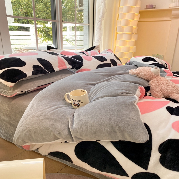 91家纺网 家纺一手货源 找家纺 喜梦缘 2025年新款大版小版卡通牛奶绒四件套 花意