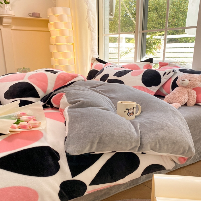 91家纺网 家纺一手货源 找家纺 喜梦缘 2025年新款大版小版卡通牛奶绒四件套 花意