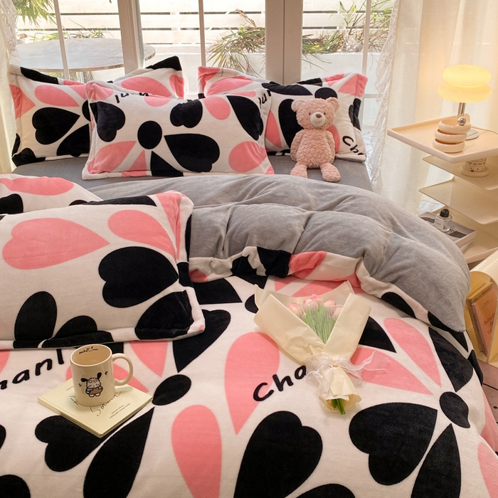 91家纺网 家纺一手货源 找家纺 喜梦缘 2025年新款大版小版卡通牛奶绒四件套 花意