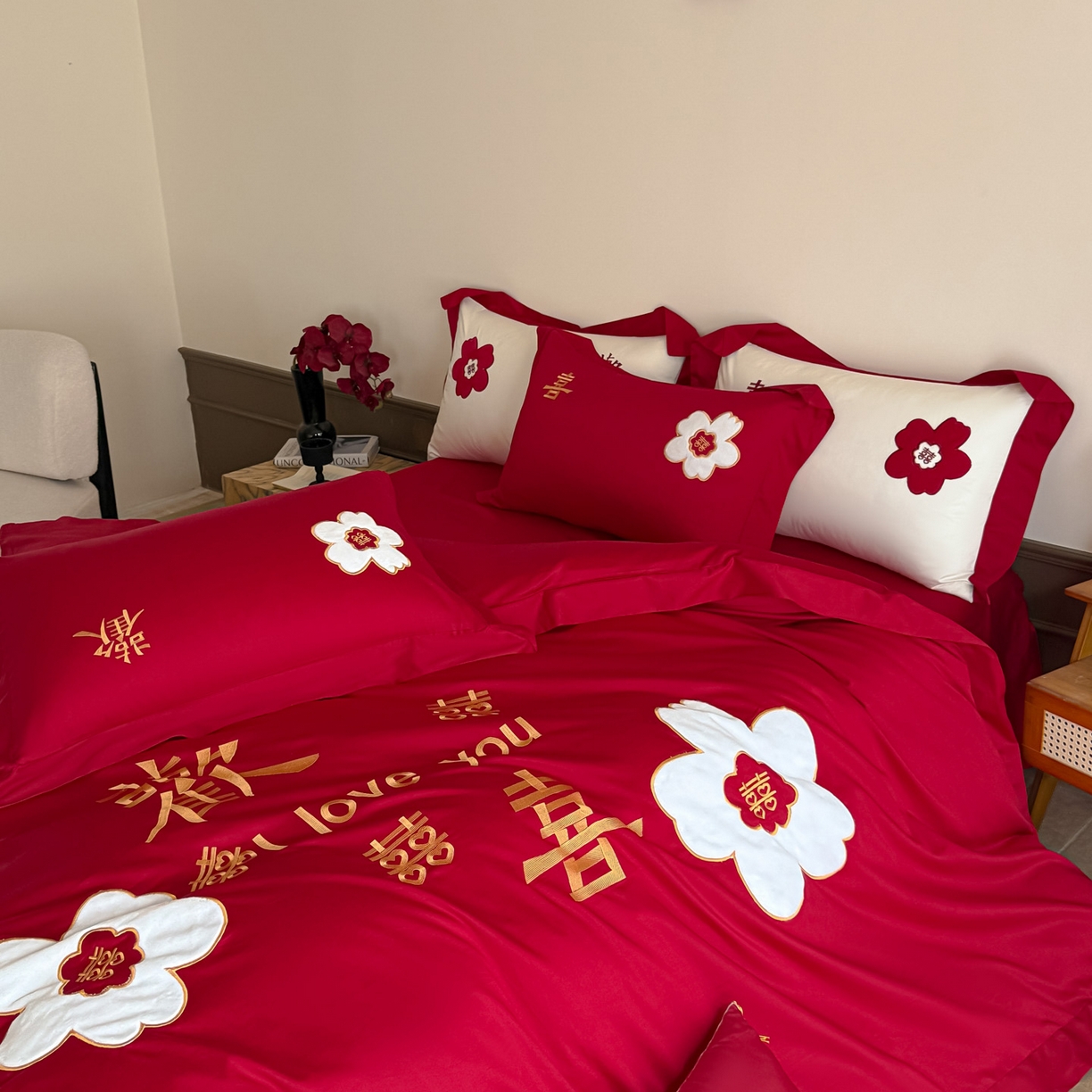 91家纺网 家纺一手货源 找家纺 梵克保罗 2025新款水洗棉柔软舒适亲肤棉贴布绣刺绣婚庆四件套 欢喜红