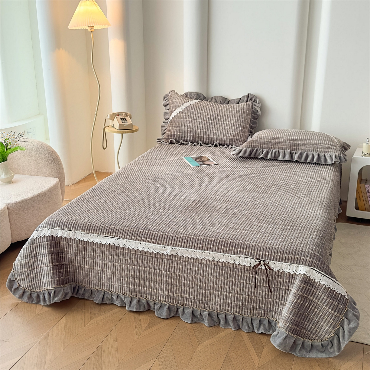 91家纺网 家纺一手货源 找家纺 恒爱家纺 2025新款牛奶绒夹棉花边床盖系列三件套 简约时代-灰