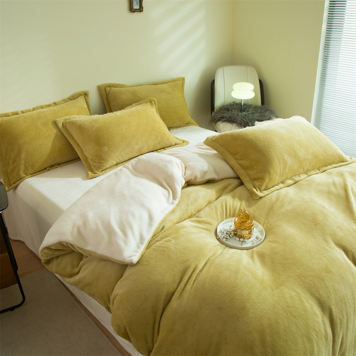 91家纺网 家纺一手货源 找家纺 兰紫橙家纺 2025新款双面绒纯色双拼牛奶绒四件套 奶油黄+米白