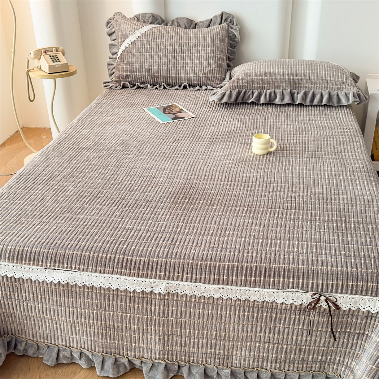 91家纺网 家纺一手货源 找家纺 恒爱家纺 2025新款牛奶绒夹棉花边床盖系列三件套 简约时代-灰