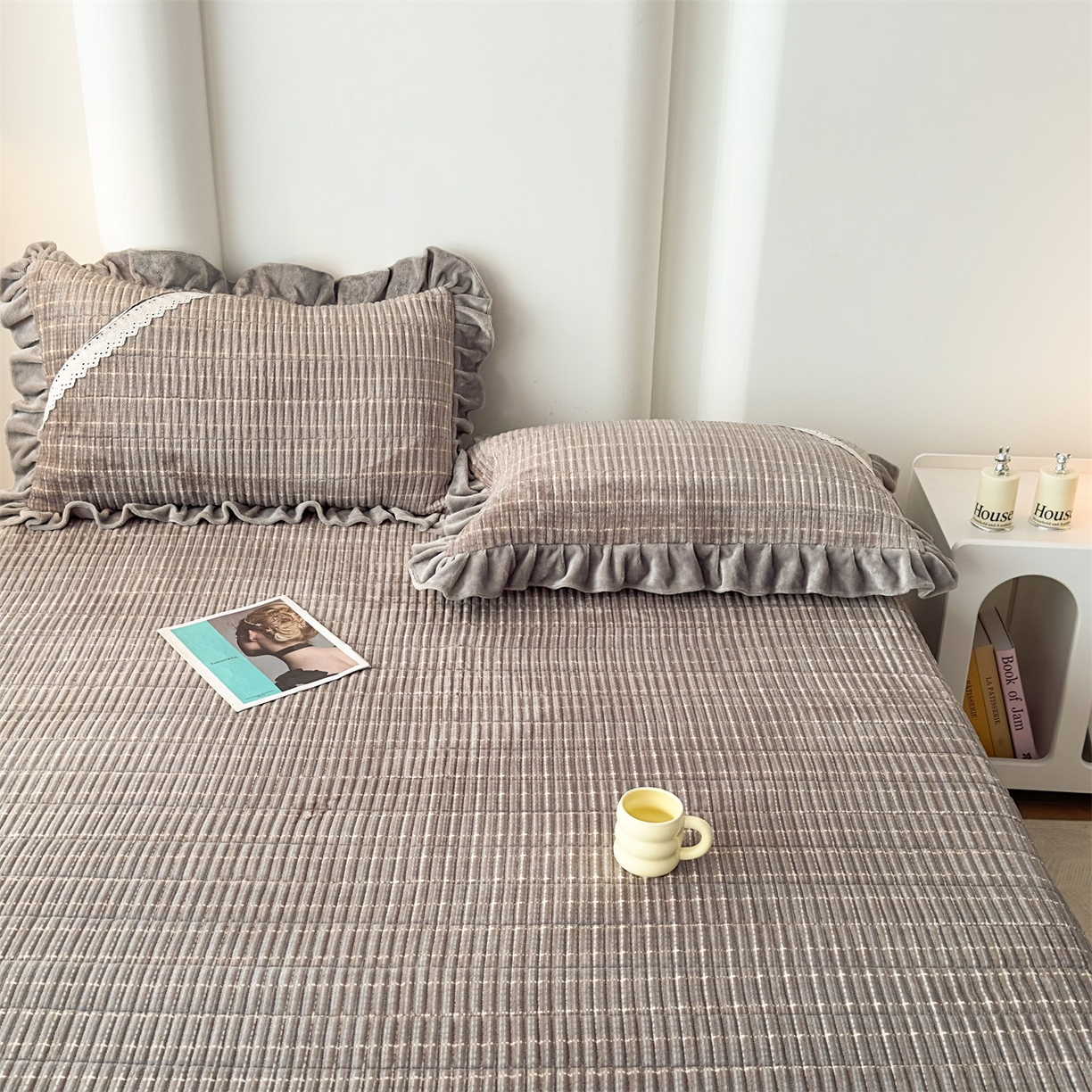 91家纺网 家纺一手货源 找家纺 恒爱家纺 2025新款牛奶绒夹棉花边床盖系列三件套 简约时代-灰