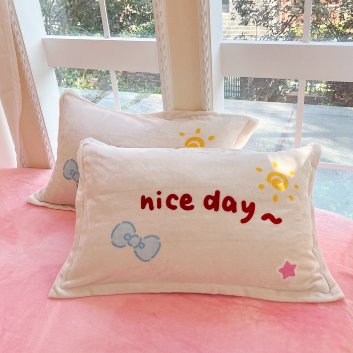 91家纺网 家纺一手货源 找家纺 喜梦缘 2025年新款大版小版卡通牛奶绒四件套 快乐猪仔