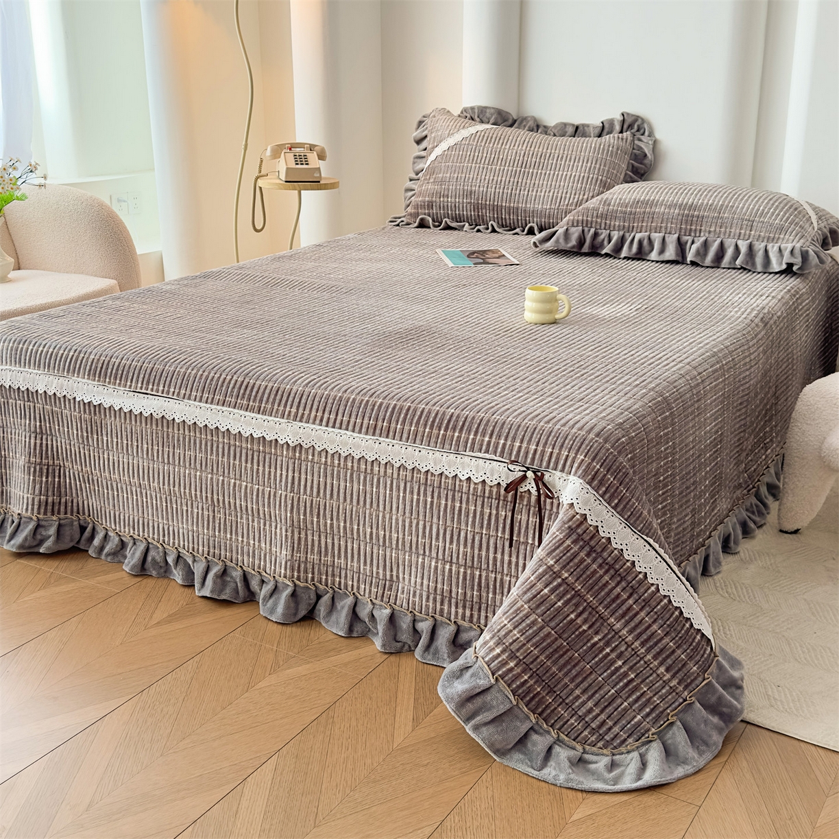 91家纺网 家纺一手货源 找家纺 恒爱家纺 2025新款牛奶绒夹棉花边床盖系列三件套 简约时代-灰