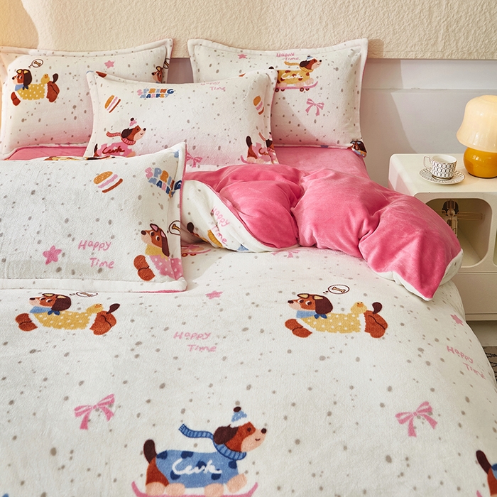 91家纺网 家纺一手货源 找家纺 喜梦缘 2025年新款大版小版卡通牛奶绒四件套 腊肠派对