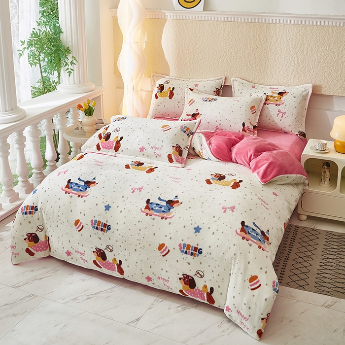 91家纺网 家纺一手货源 找家纺 喜梦缘 2025年新款大版小版卡通牛奶绒四件套 腊肠派对