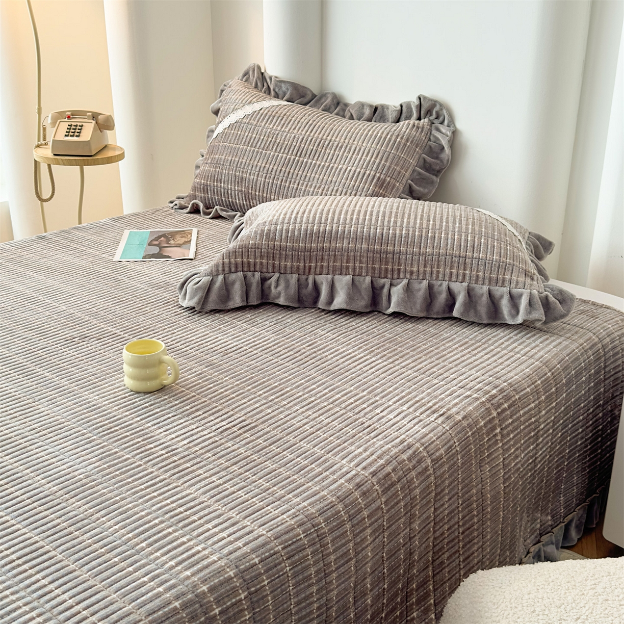 91家纺网 家纺一手货源 找家纺 恒爱家纺 2025新款牛奶绒夹棉花边床盖系列三件套 简约时代-灰