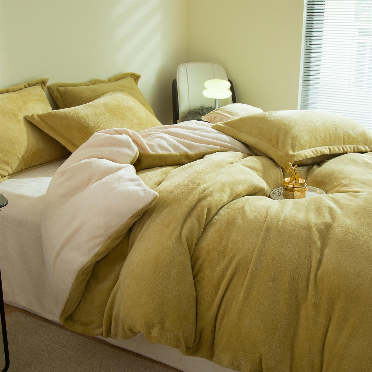 91家纺网 家纺一手货源 找家纺 兰紫橙家纺 2025新款双面绒纯色双拼牛奶绒四件套 奶油黄+米白