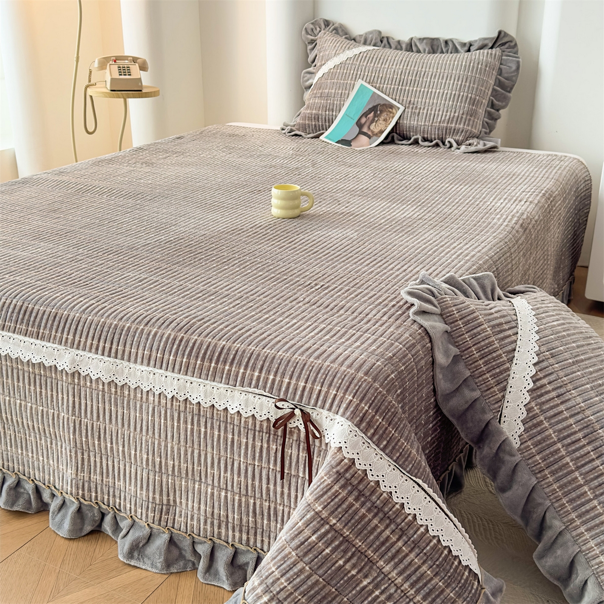 91家纺网 家纺一手货源 找家纺 恒爱家纺 2025新款牛奶绒夹棉花边床盖系列三件套 简约时代-灰