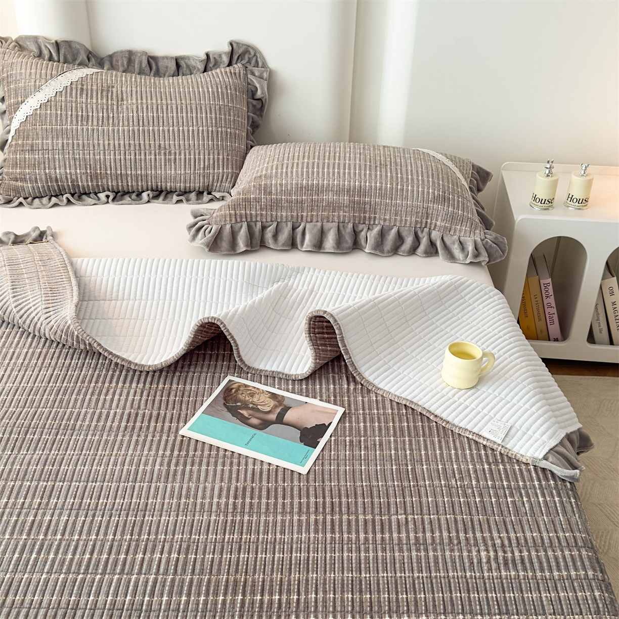 91家纺网 家纺一手货源 找家纺 恒爱家纺 2025新款牛奶绒夹棉花边床盖系列三件套 简约时代-灰