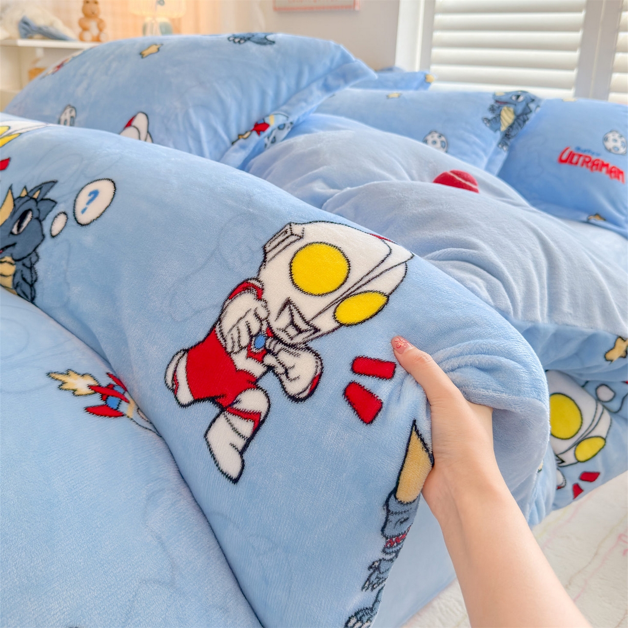 91家纺网 家纺一手货源 找家纺 名兮家居 2025新款经典奥特曼-三丽鸥高克重牛奶绒四件套 奥特曼打怪兽