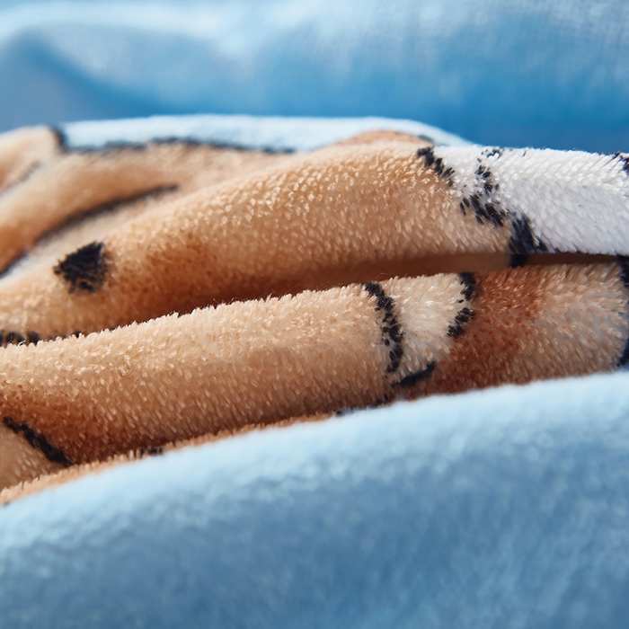 91家纺网 家纺一手货源 找家纺 喜梦缘 2025年新款大版小版卡通牛奶绒四件套 猫狗日记