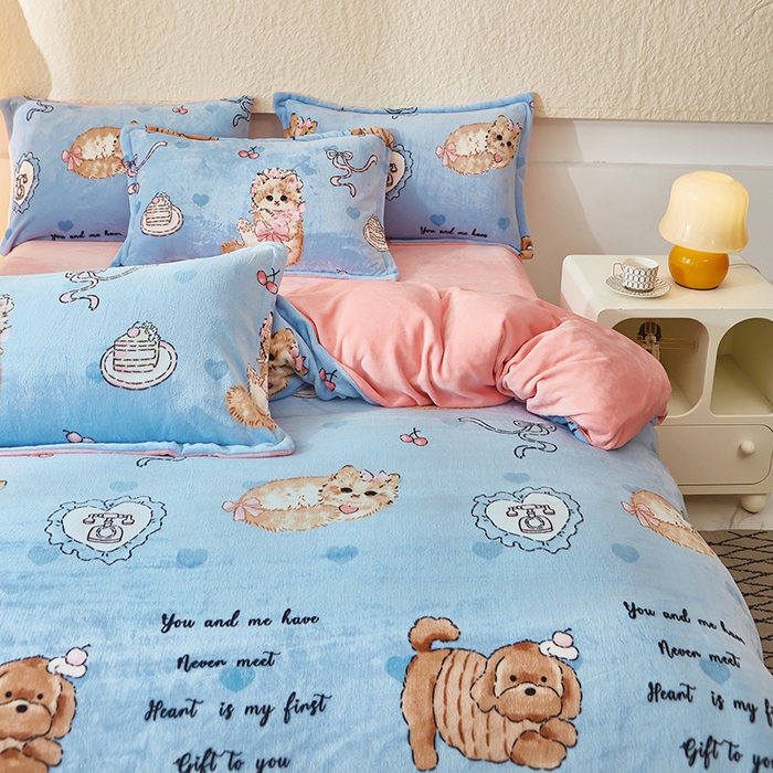 91家纺网 家纺一手货源 找家纺 喜梦缘 2025年新款大版小版卡通牛奶绒四件套 猫狗日记