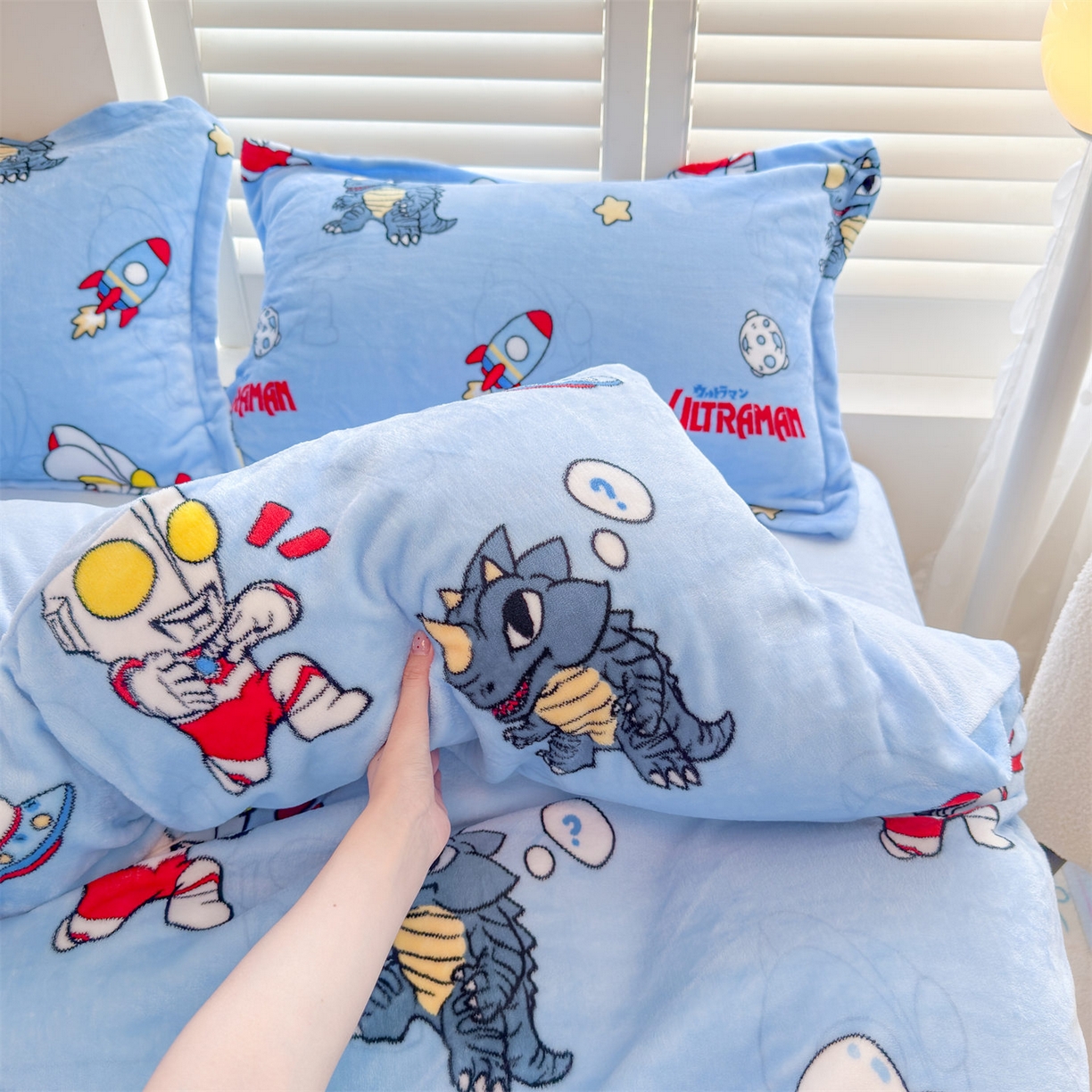 91家纺网 家纺一手货源 找家纺 名兮家居 2025新款经典奥特曼-三丽鸥高克重牛奶绒四件套 奥特曼打怪兽