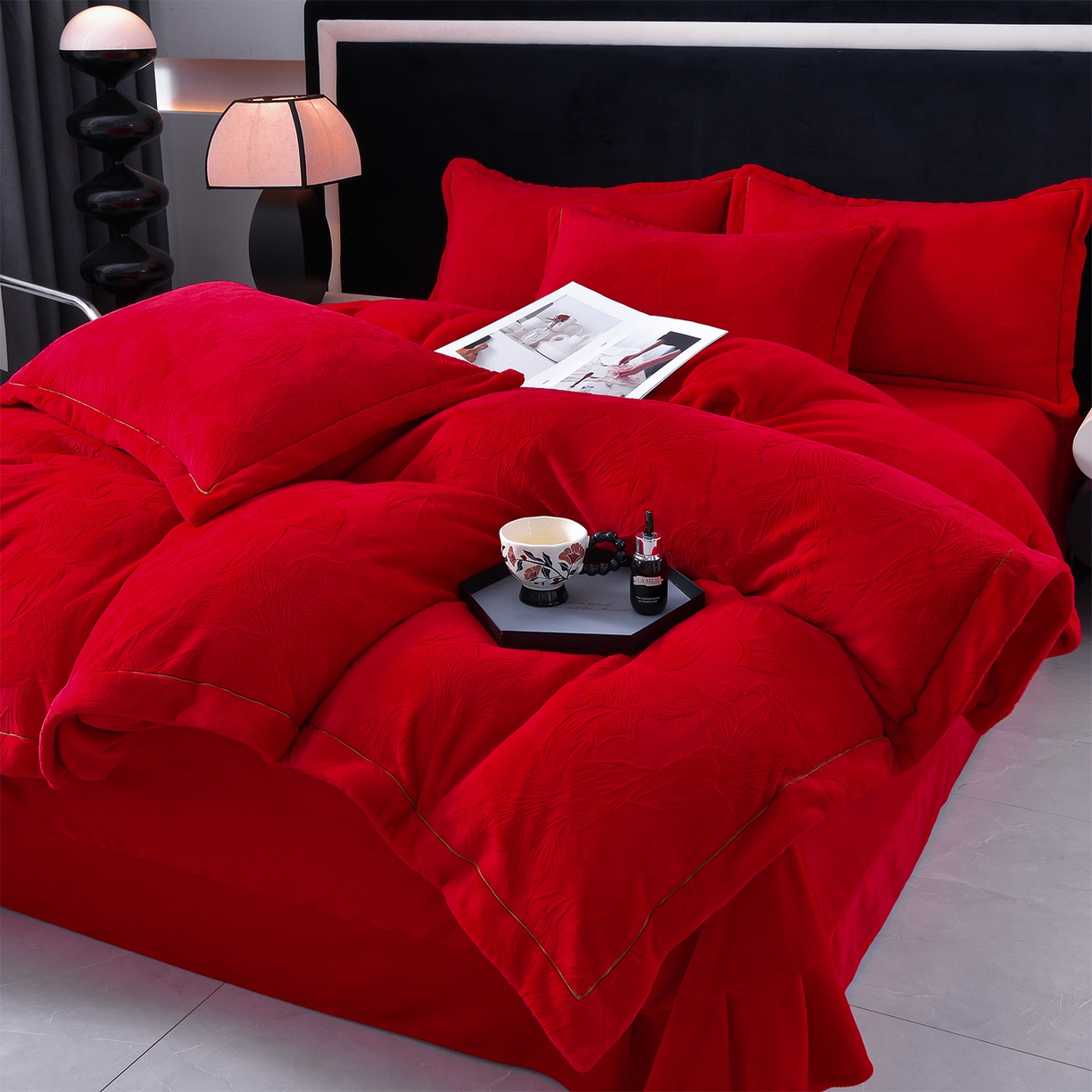 91家纺网 家纺一手货源 找家纺 苏迪网销供货 2025新款牛奶绒四件套A类高克重全消光雕花一字绣工艺款 百合-大红