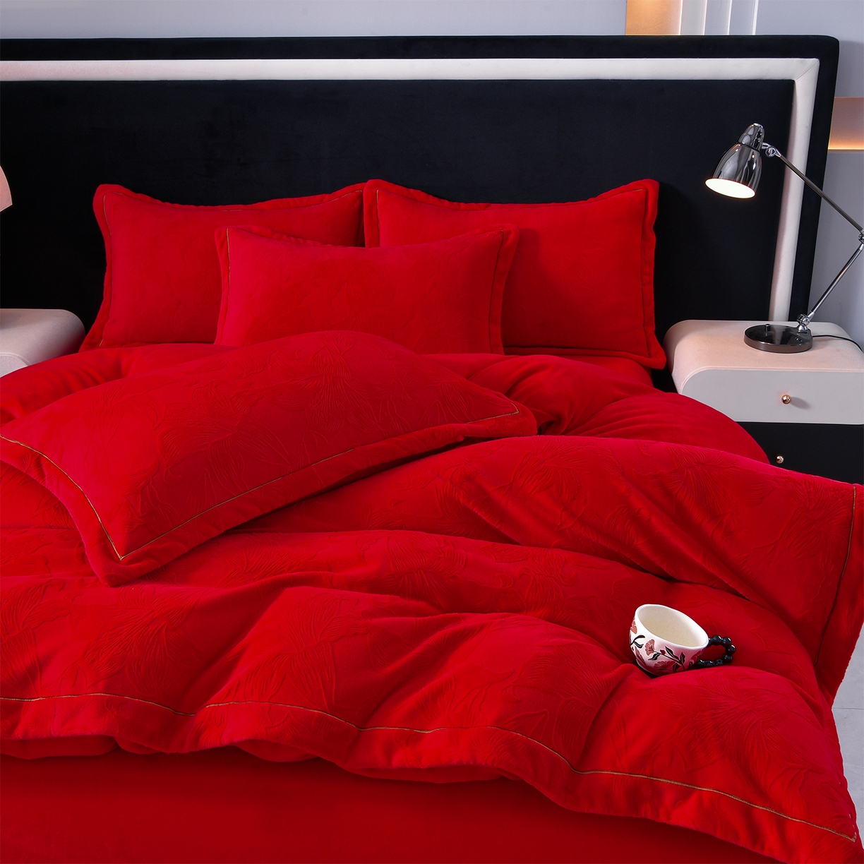 91家纺网 家纺一手货源 找家纺 苏迪网销供货 2025新款牛奶绒四件套A类高克重全消光雕花一字绣工艺款 百合-大红