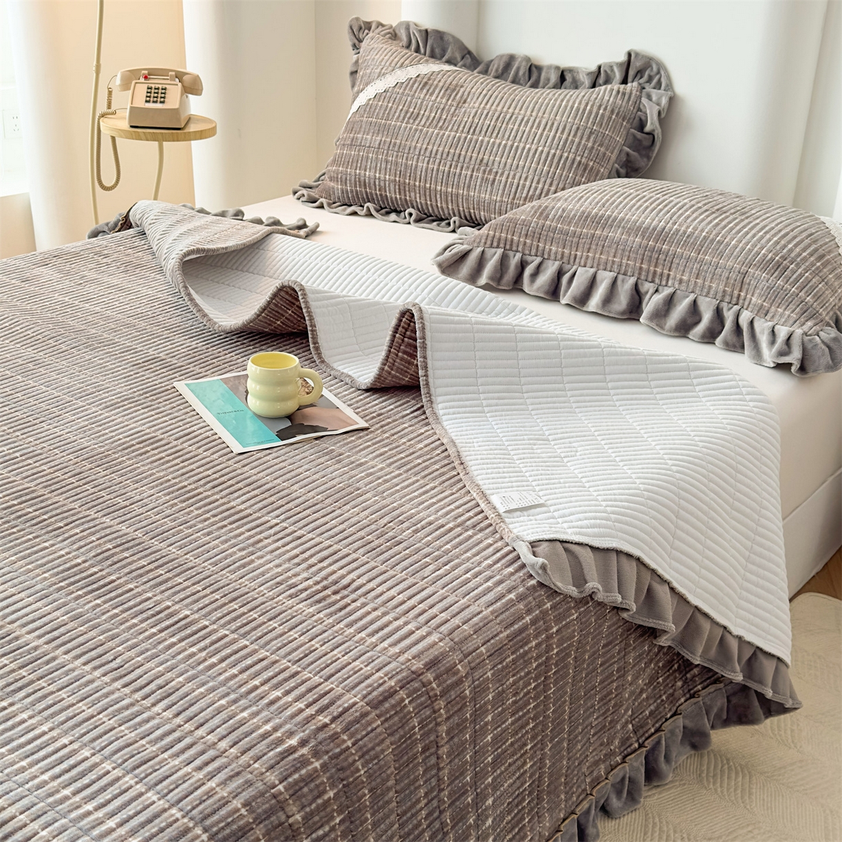 91家纺网 家纺一手货源 找家纺 恒爱家纺 2025新款牛奶绒夹棉花边床盖系列三件套 简约时代-灰