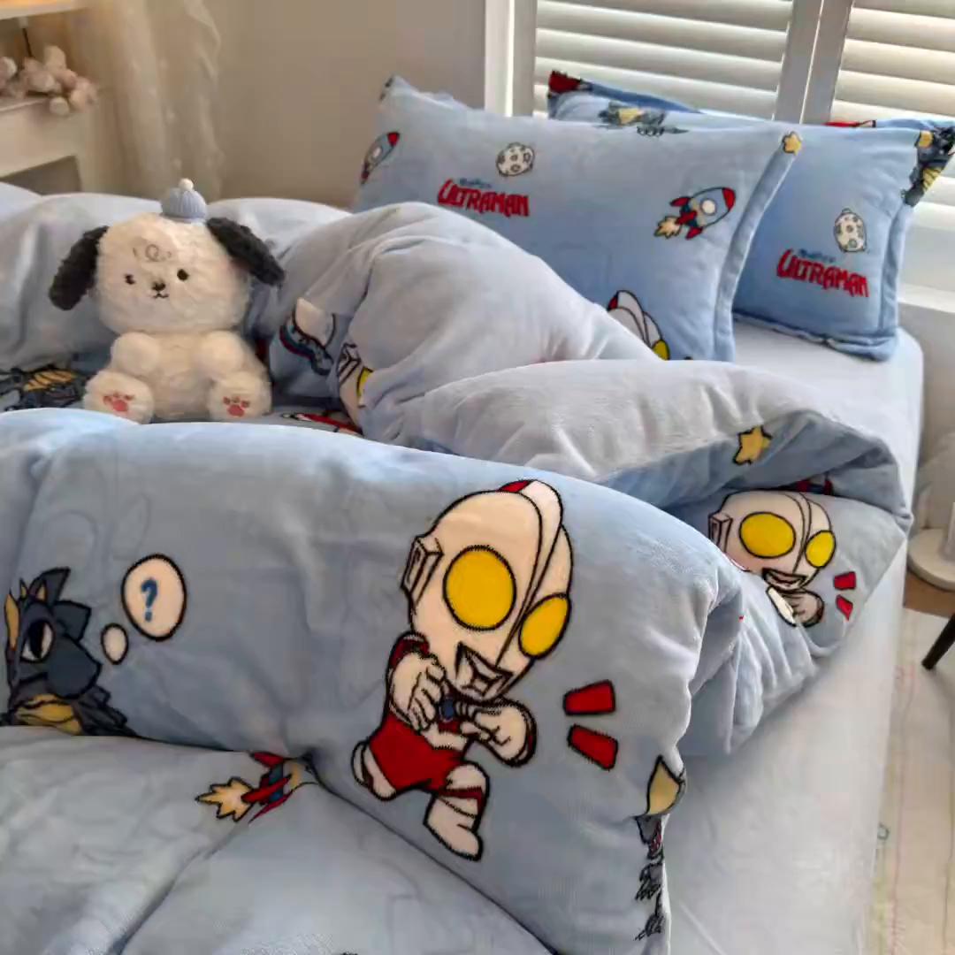 91家纺网 家纺一手货源 找家纺 名兮家居 2025新款经典奥特曼-三丽鸥高克重牛奶绒四件套 奥特曼打怪兽
