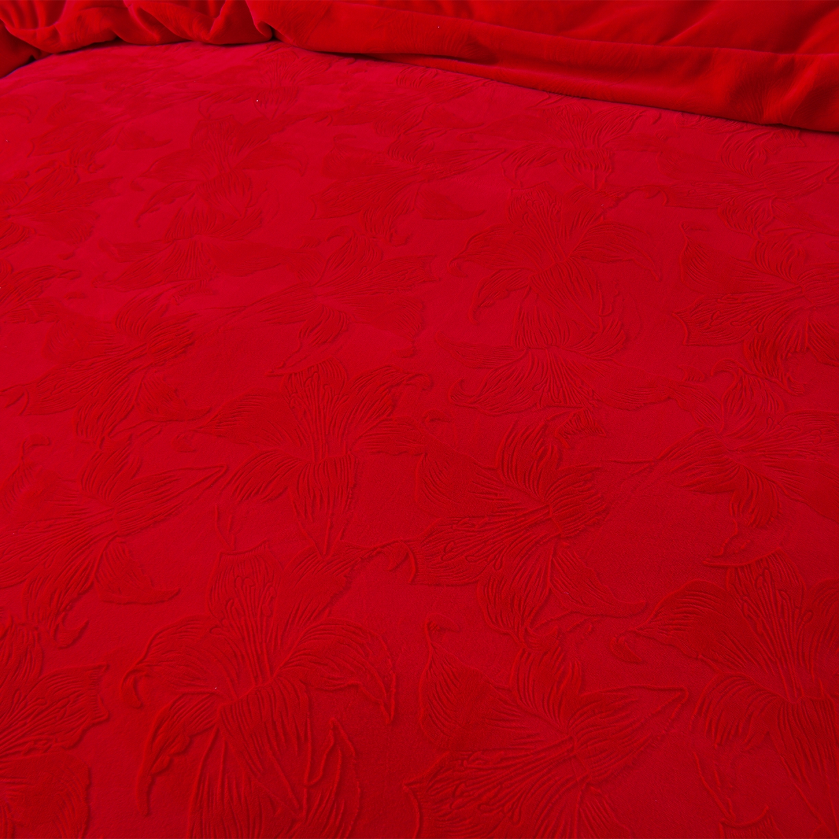 91家纺网 家纺一手货源 找家纺 苏迪网销供货 2025新款牛奶绒四件套A类高克重全消光雕花一字绣工艺款 百合-大红