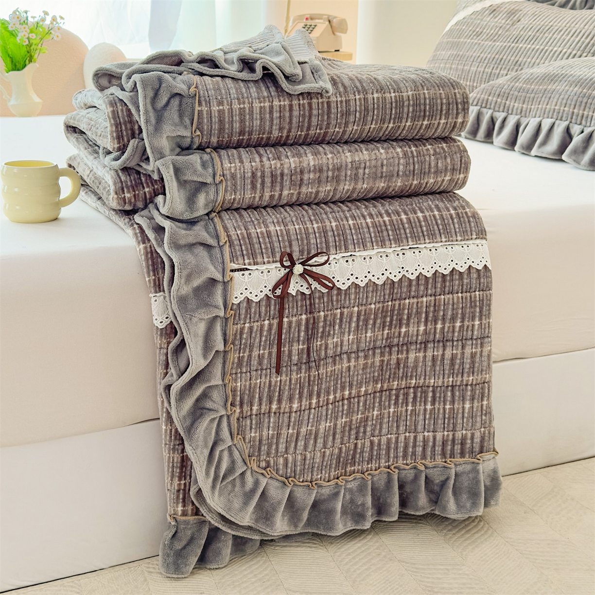 91家纺网 家纺一手货源 找家纺 恒爱家纺 2025新款牛奶绒夹棉花边床盖系列三件套 简约时代-灰