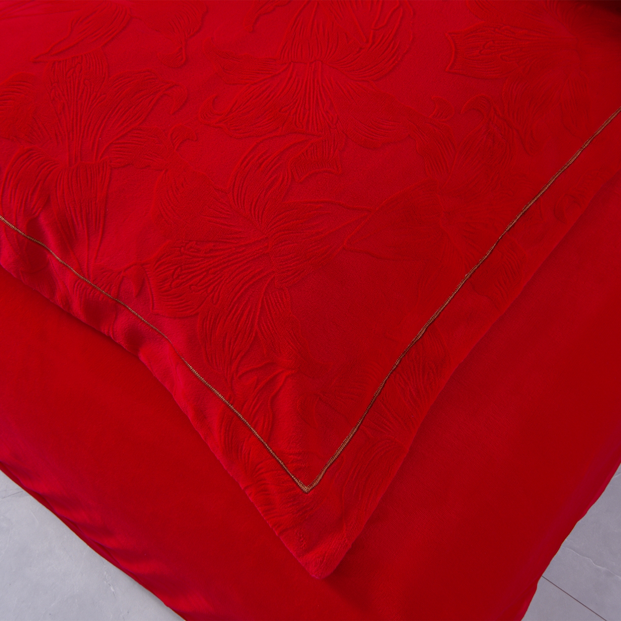 91家纺网 家纺一手货源 找家纺 苏迪网销供货 2025新款牛奶绒四件套A类高克重全消光雕花一字绣工艺款 百合-大红