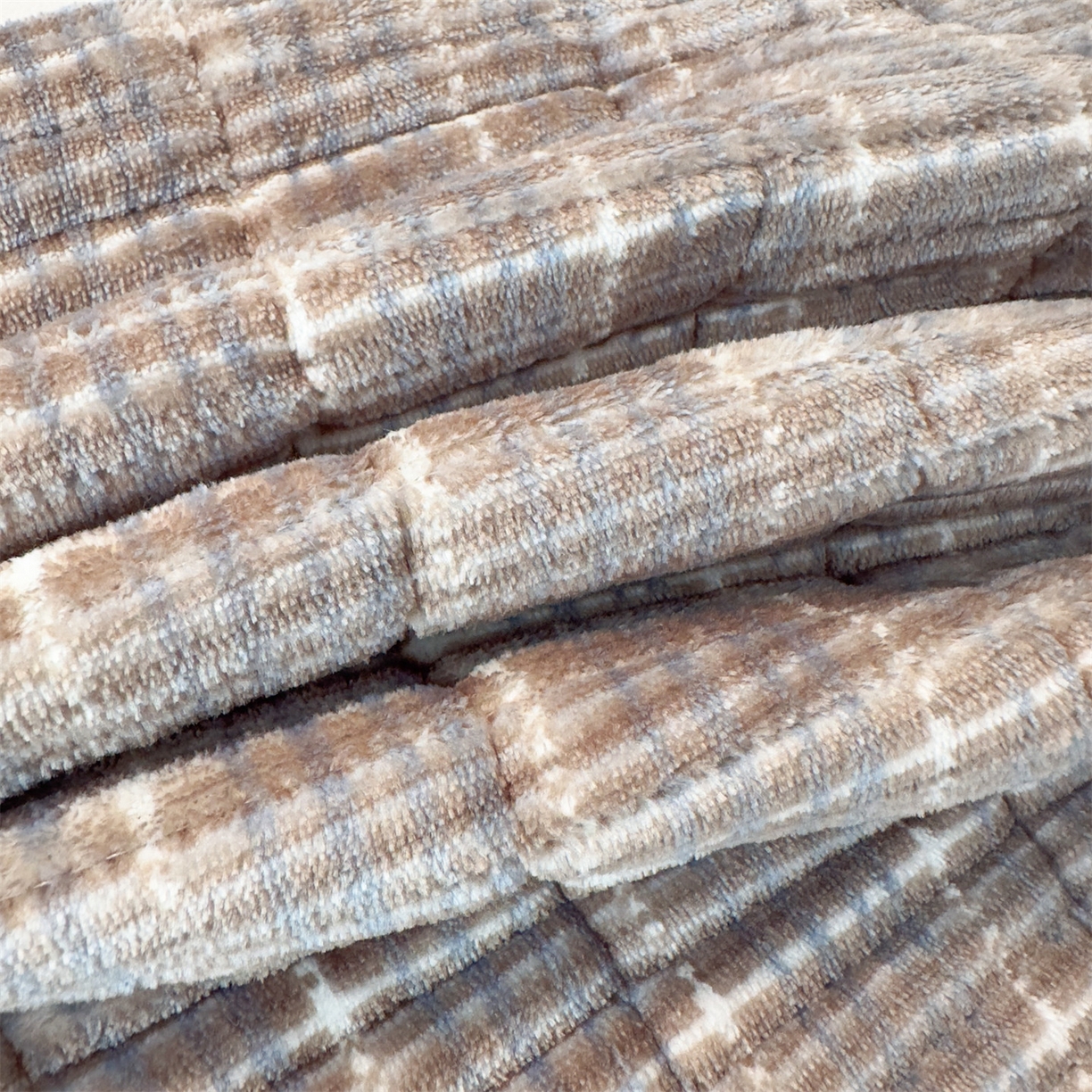 91家纺网 家纺一手货源 找家纺 恒爱家纺 2025新款牛奶绒夹棉花边床盖系列三件套 简约时代-灰