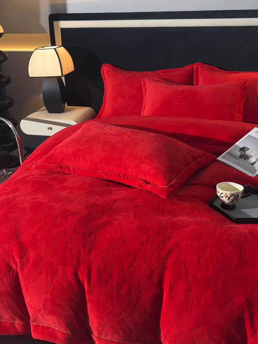 91家纺网 家纺一手货源 找家纺 苏迪网销供货 2025新款牛奶绒四件套A类高克重全消光雕花一字绣工艺款 百合-大红