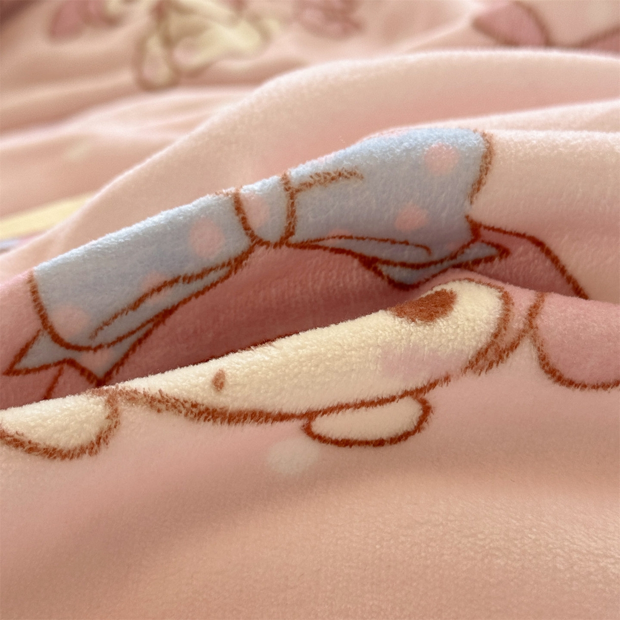 91家纺网 家纺一手货源 找家纺 名兮家居 2025新款经典奥特曼-三丽鸥高克重牛奶绒四件套 点点美乐蒂