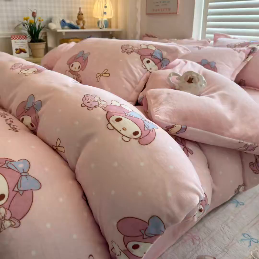 91家纺网 家纺一手货源 找家纺 名兮家居 2025新款经典奥特曼-三丽鸥高克重牛奶绒四件套 点点美乐蒂