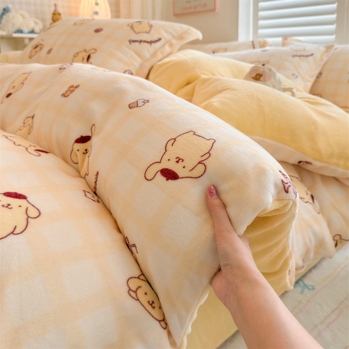 91家纺网 家纺一手货源 找家纺 名兮家居 2025新款经典奥特曼-三丽鸥高克重牛奶绒四件套 格子布丁狗