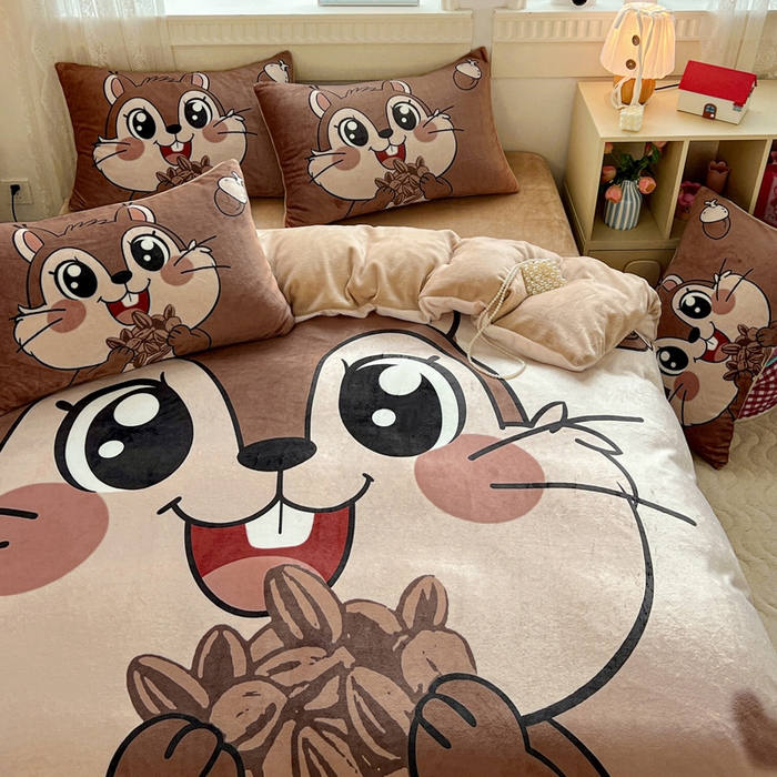 91家纺网 家纺一手货源 找家纺 喜梦缘 2025年新款大版小版卡通牛奶绒四件套 松鼠宝宝