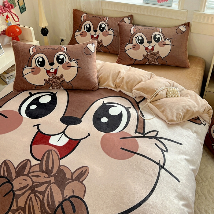 91家纺网 家纺一手货源 找家纺 喜梦缘 2025年新款大版小版卡通牛奶绒四件套 松鼠宝宝