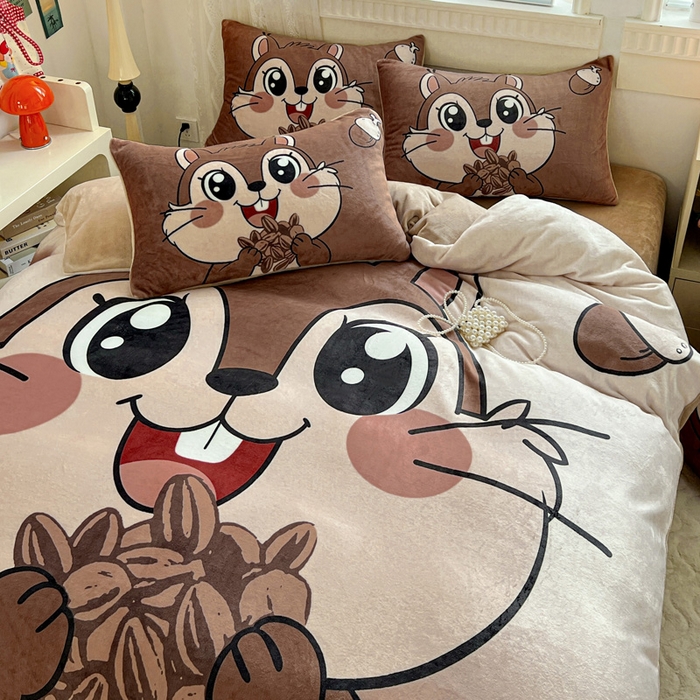 91家纺网 家纺一手货源 找家纺 喜梦缘 2025年新款大版小版卡通牛奶绒四件套 松鼠宝宝