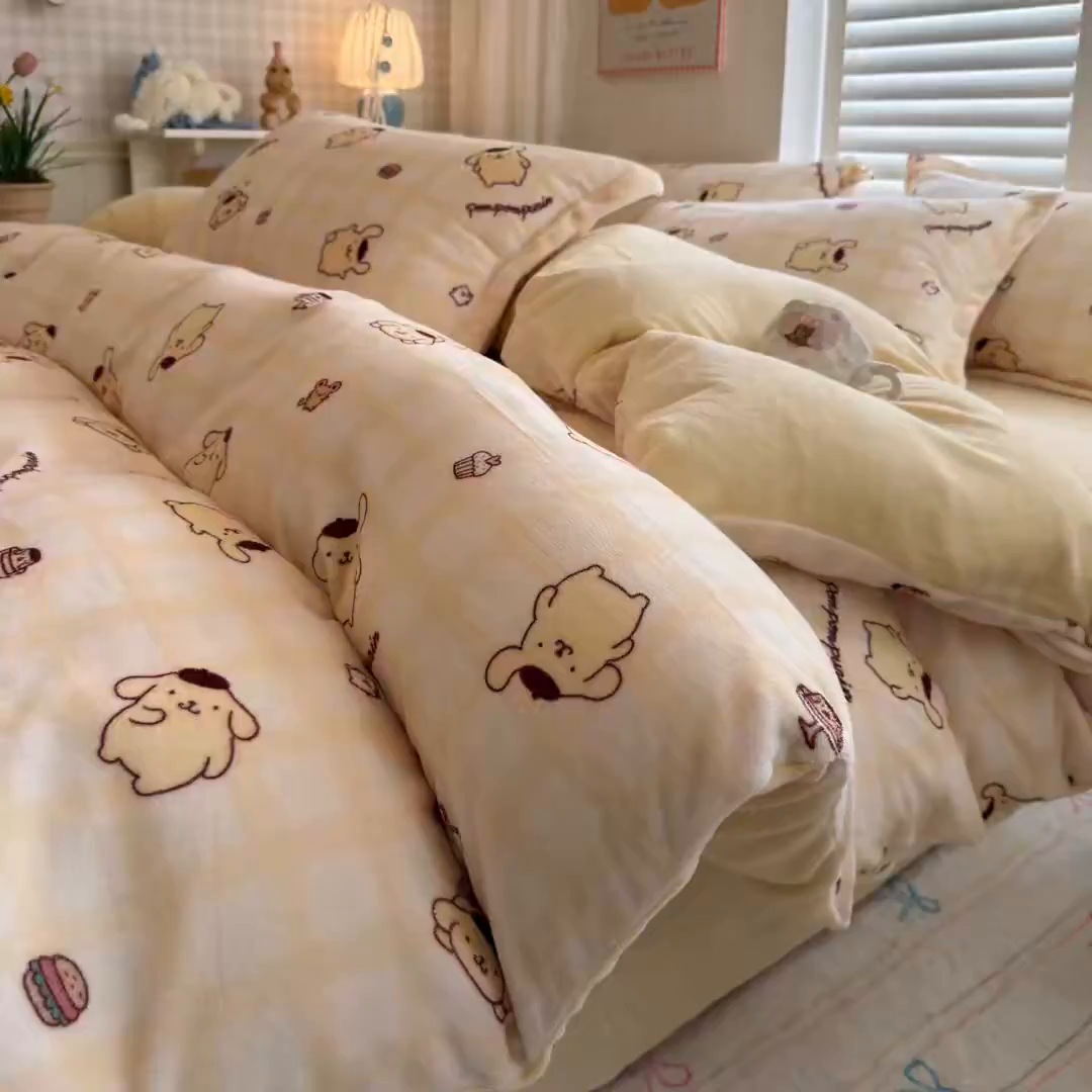 91家纺网 家纺一手货源 找家纺 名兮家居 2025新款经典奥特曼-三丽鸥高克重牛奶绒四件套 格子布丁狗