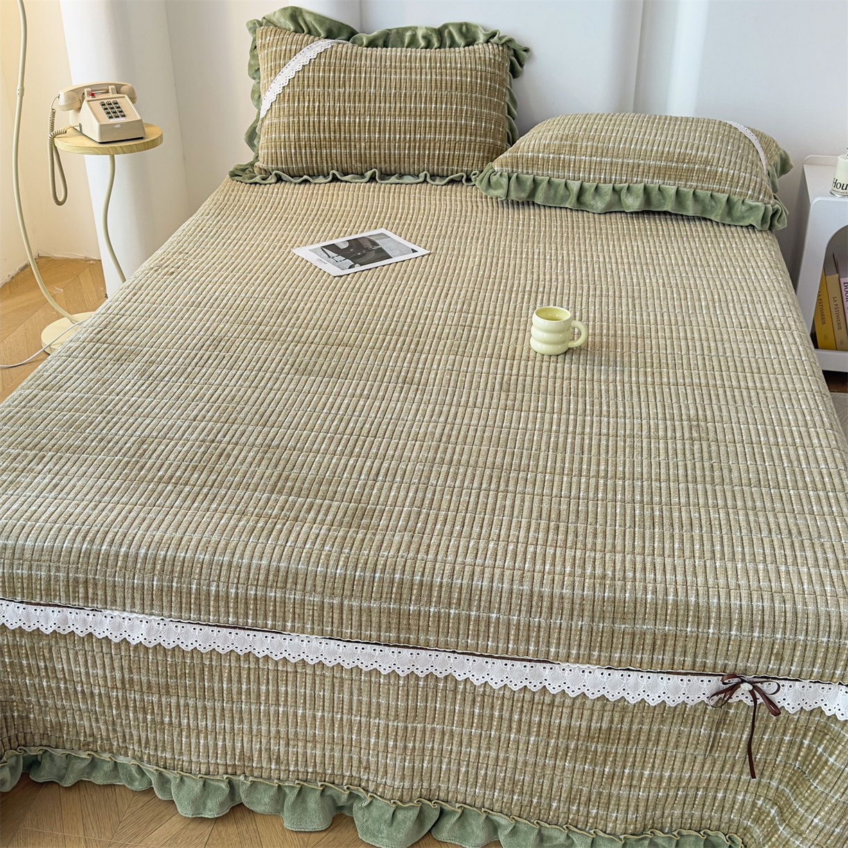 91家纺网 家纺一手货源 找家纺 恒爱家纺 2025新款牛奶绒夹棉花边床盖系列三件套 简约时代-牛油果绿
