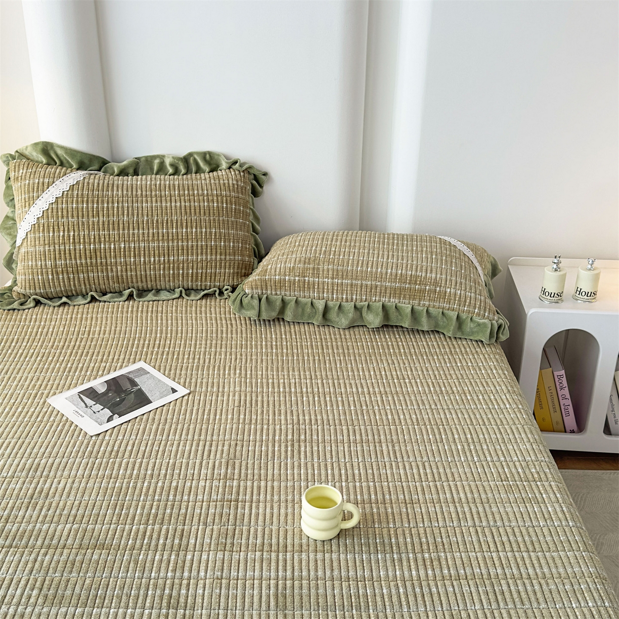 91家纺网 家纺一手货源 找家纺 恒爱家纺 2025新款牛奶绒夹棉花边床盖系列三件套 简约时代-牛油果绿