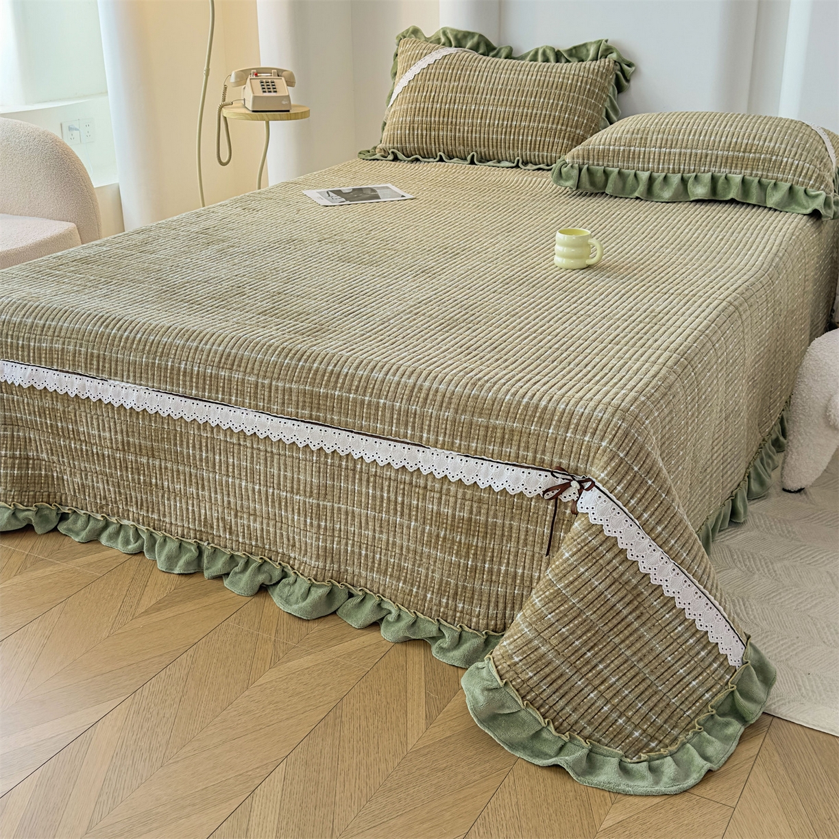 91家纺网 家纺一手货源 找家纺 恒爱家纺 2025新款牛奶绒夹棉花边床盖系列三件套 简约时代-牛油果绿