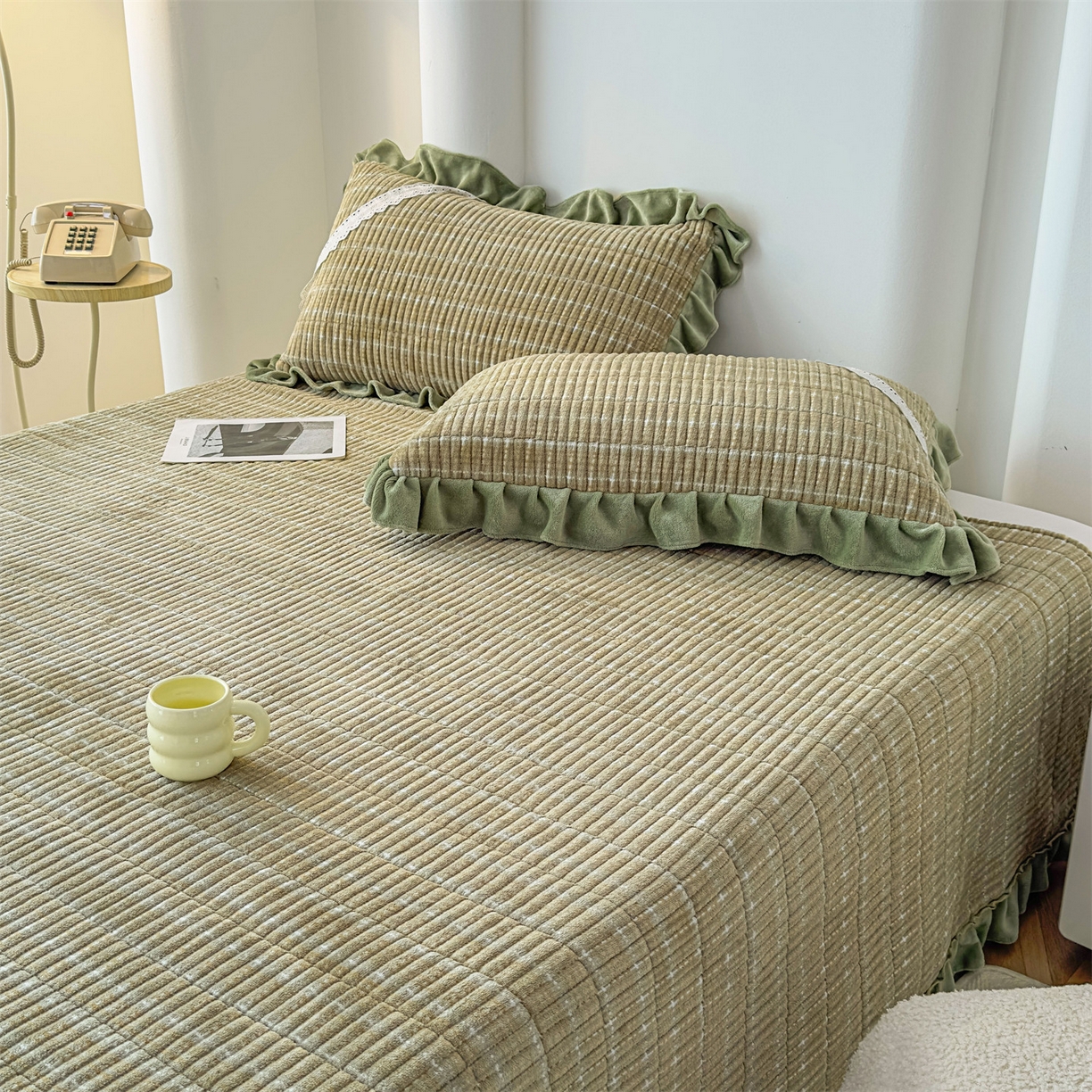 91家纺网 家纺一手货源 找家纺 恒爱家纺 2025新款牛奶绒夹棉花边床盖系列三件套 简约时代-牛油果绿