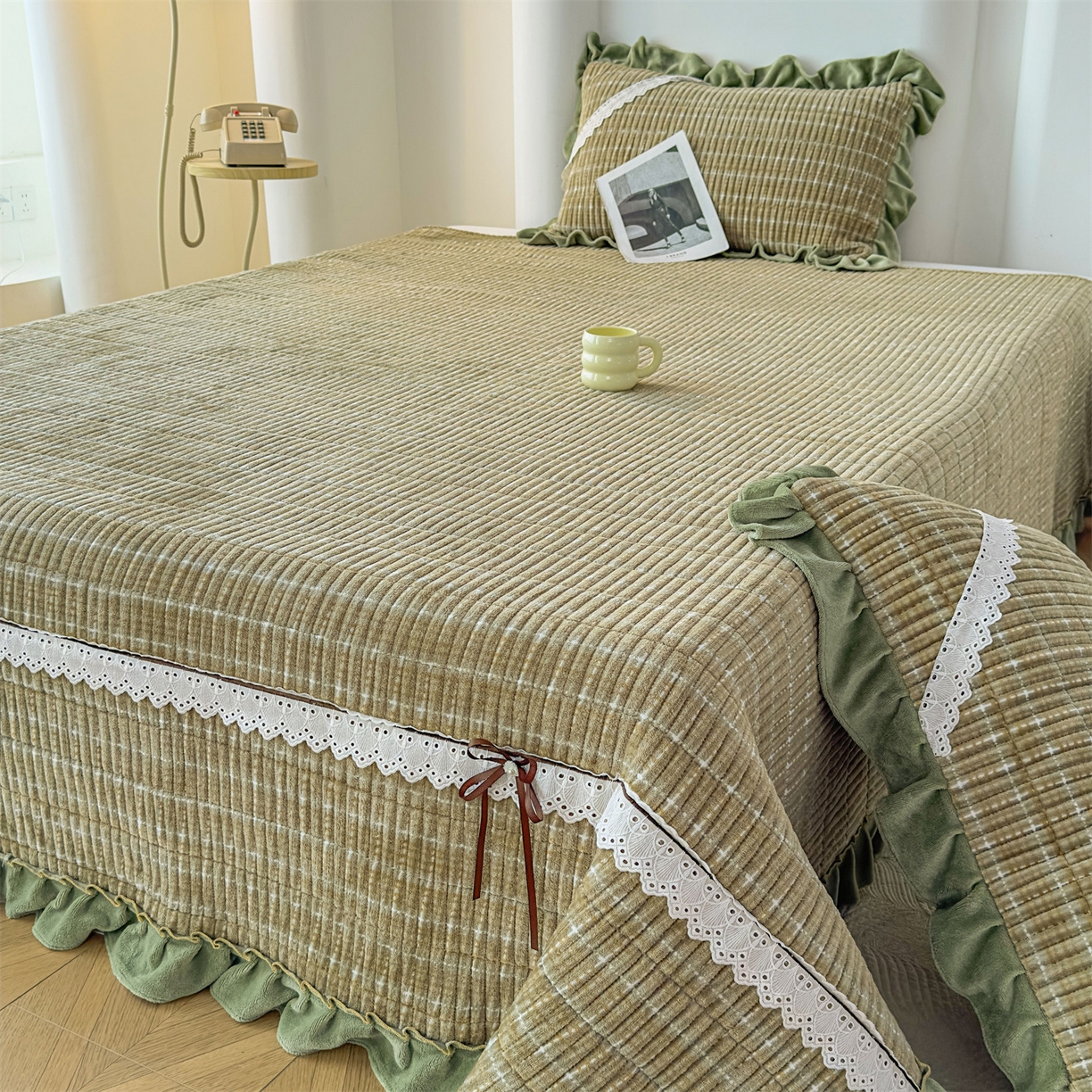 91家纺网 家纺一手货源 找家纺 恒爱家纺 2025新款牛奶绒夹棉花边床盖系列三件套 简约时代-牛油果绿