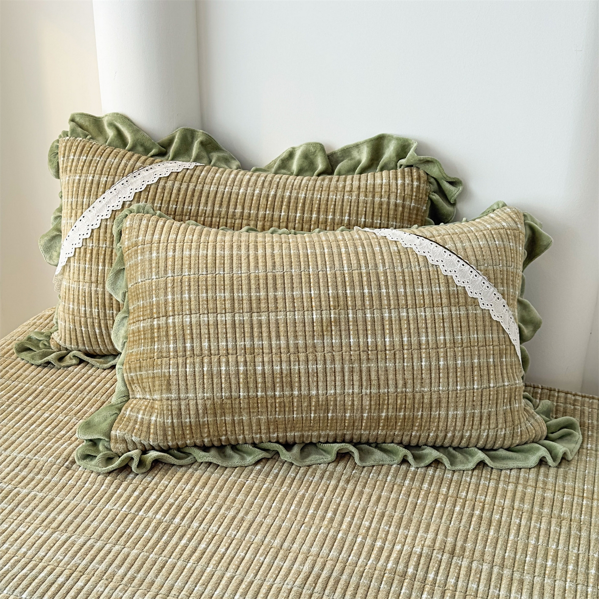 91家纺网 家纺一手货源 找家纺 恒爱家纺 2025新款牛奶绒夹棉花边床盖系列三件套 简约时代-牛油果绿